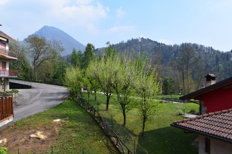 Serina Bagnella, trilocale indipendente con favolosa terrazza, box e arredo Serina