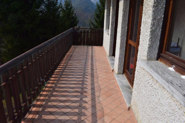 Serina Bagnella, trilocale indipendente con favolosa terrazza, box e arredo Serina