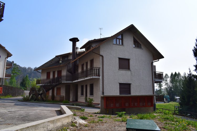 Serina Bagnella, trilocale indipendente con favolosa terrazza, box e arredo Serina