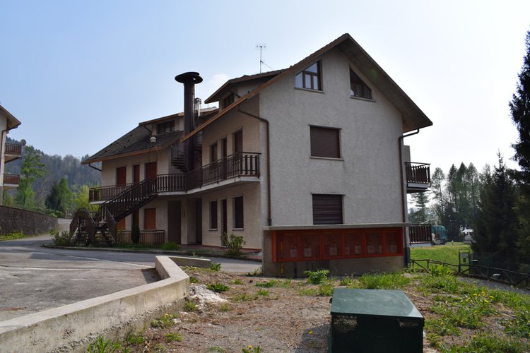 Serina Bagnella, trilocale indipendente con favolosa terrazza, box e arredo Serina