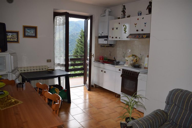 Serina grazioso alloggio indipendente con godibilissime terrazze, cantina e box Serina