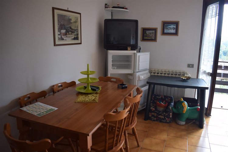 Serina grazioso alloggio indipendente con godibilissime terrazze, cantina e box Serina