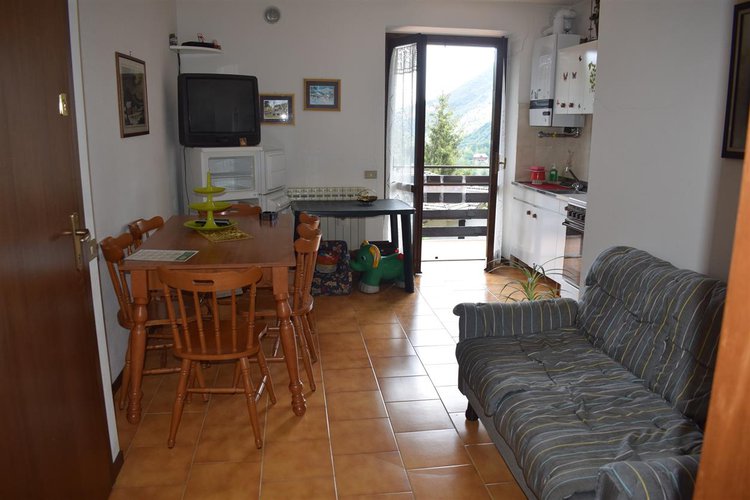 Serina grazioso alloggio indipendente con godibilissime terrazze, cantina e box Serina