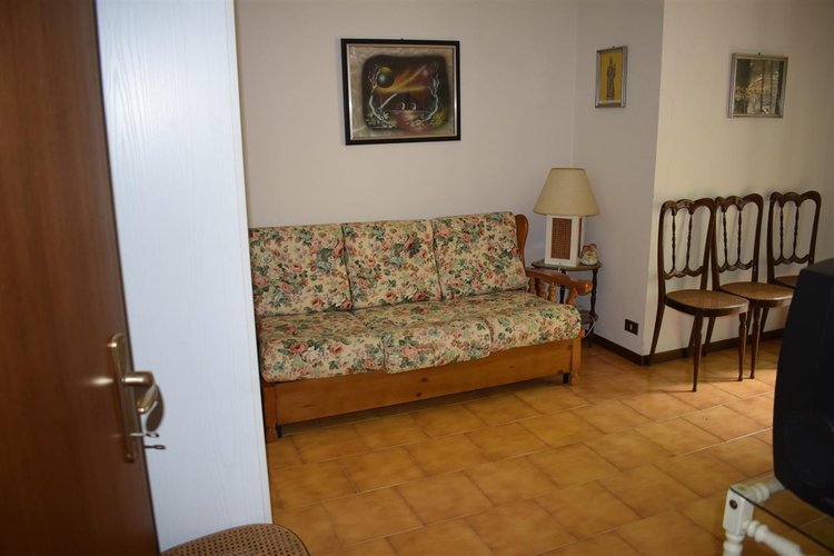 Serina grazioso alloggio indipendente con godibilissime terrazze, cantina e box Serina