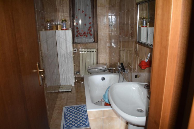 Serina grazioso alloggio indipendente con godibilissime terrazze, cantina e box Serina