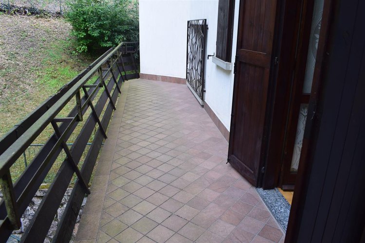 Serina grazioso alloggio indipendente con godibilissime terrazze, cantina e box Serina