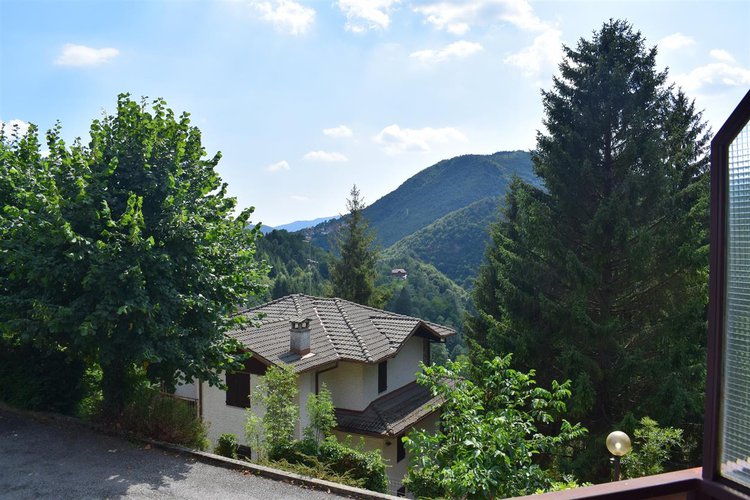 Serina grazioso alloggio indipendente con godibilissime terrazze, cantina e box Serina