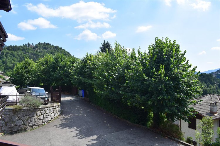 Serina grazioso alloggio indipendente con godibilissime terrazze, cantina e box Serina