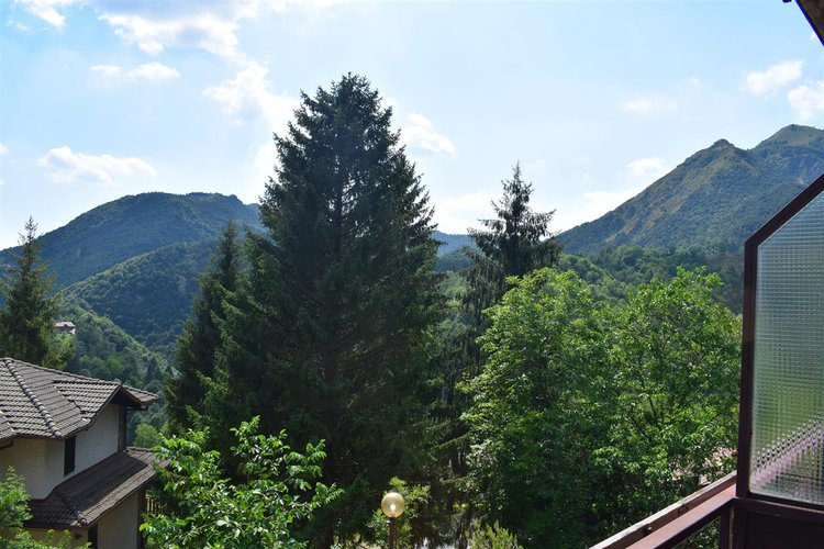 Serina grazioso alloggio indipendente con godibilissime terrazze, cantina e box Serina