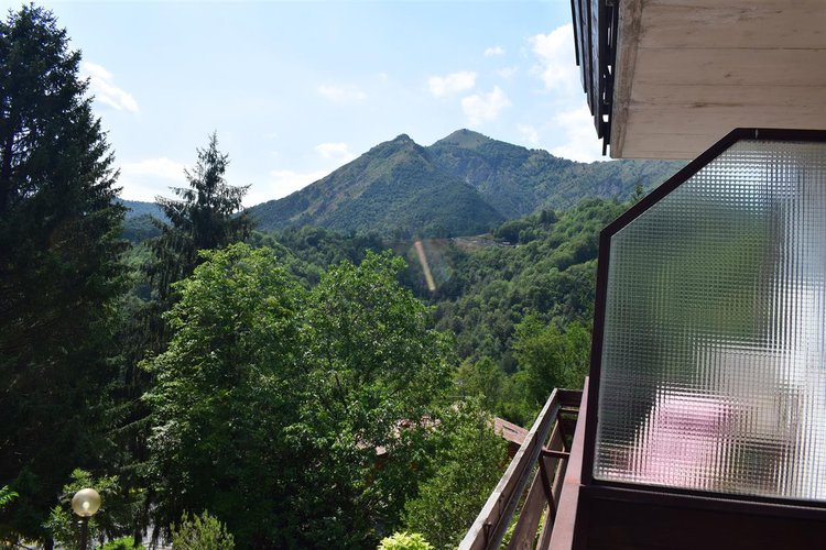 Serina grazioso alloggio indipendente con godibilissime terrazze, cantina e box Serina