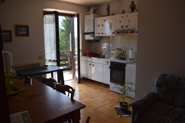 Serina grazioso alloggio indipendente con godibilissime terrazze, cantina e box Serina