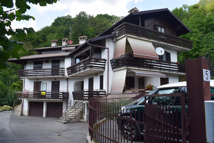 Serina grazioso alloggio indipendente con godibilissime terrazze, cantina e box Serina