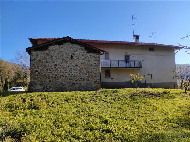 Sant’Omobono Terme adorabile appartamento con giardino e piccolo rustico Sant'Omobono Terme