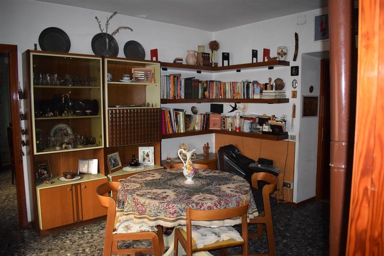 Zogno centro grande appartamento, esente da spese, con cantina e posto auto Zogno