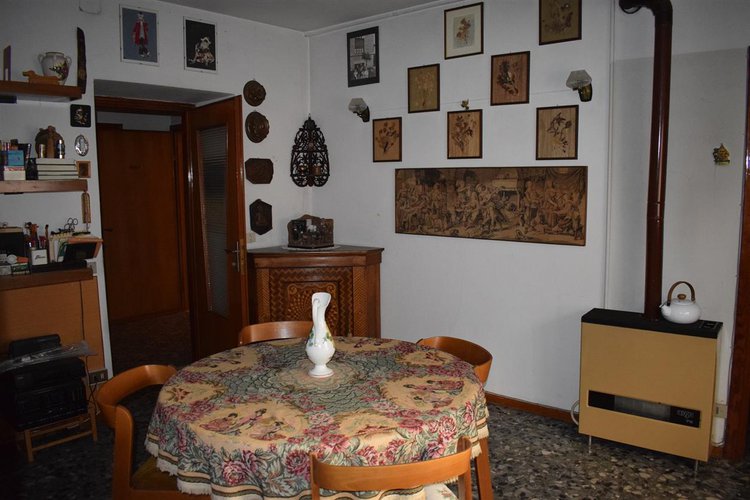 Zogno centro grande appartamento, esente da spese, con cantina e posto auto Zogno