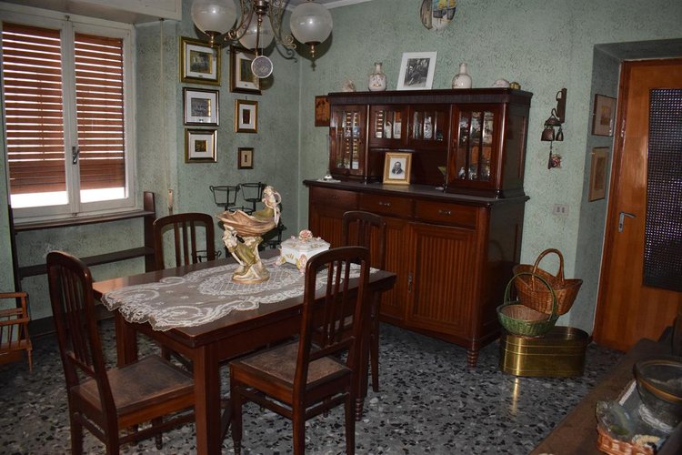 Zogno centro grande appartamento, esente da spese, con cantina e posto auto Zogno