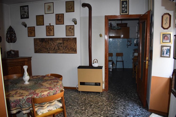 Zogno centro grande appartamento, esente da spese, con cantina e posto auto Zogno