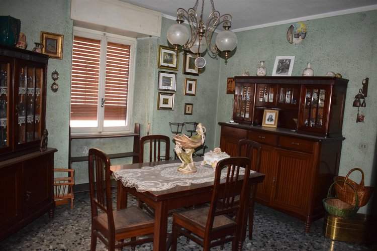 Zogno centro grande appartamento, esente da spese, con cantina e posto auto Zogno