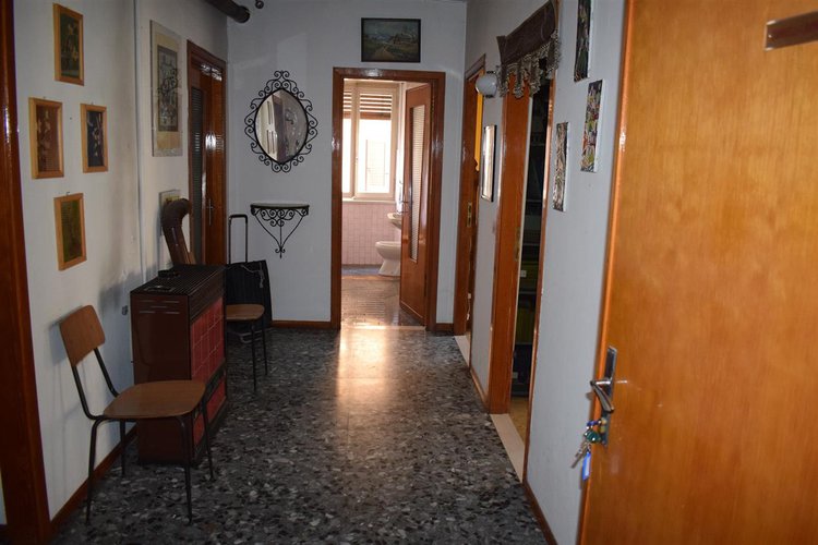 Zogno centro grande appartamento, esente da spese, con cantina e posto auto Zogno