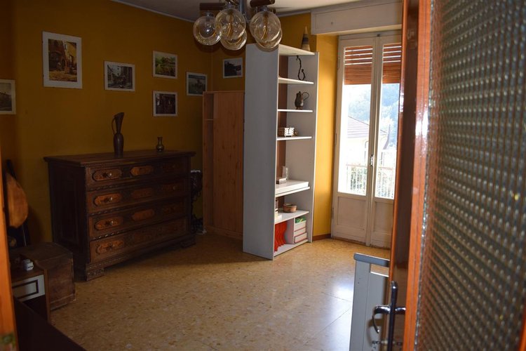 Zogno centro grande appartamento, esente da spese, con cantina e posto auto Zogno