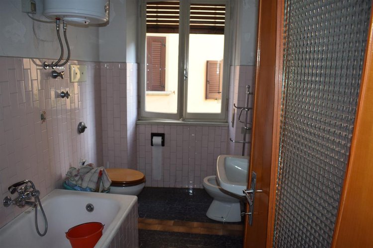 Zogno centro grande appartamento, esente da spese, con cantina e posto auto Zogno