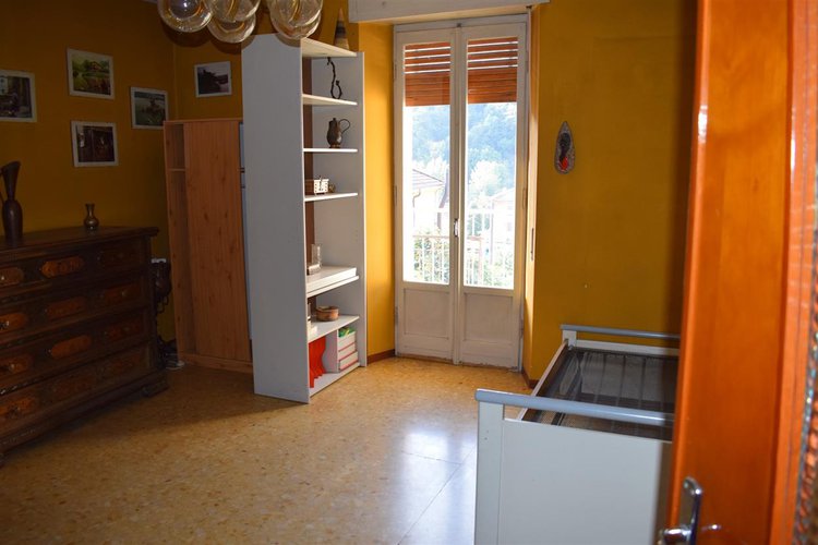 Zogno centro grande appartamento, esente da spese, con cantina e posto auto Zogno