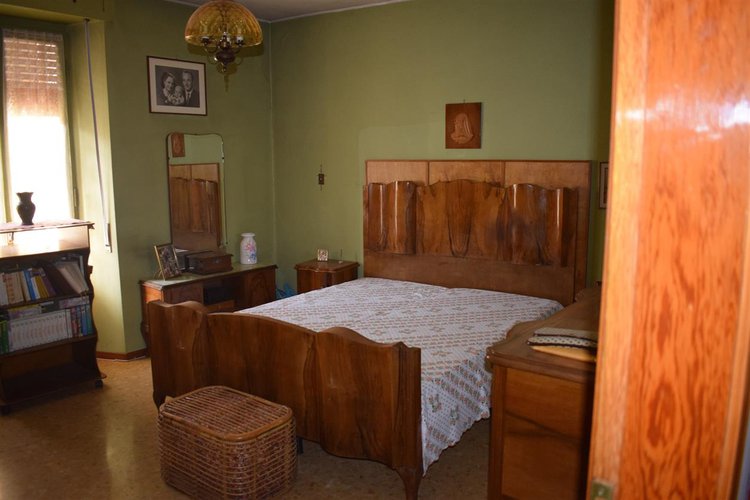 Zogno centro grande appartamento, esente da spese, con cantina e posto auto Zogno