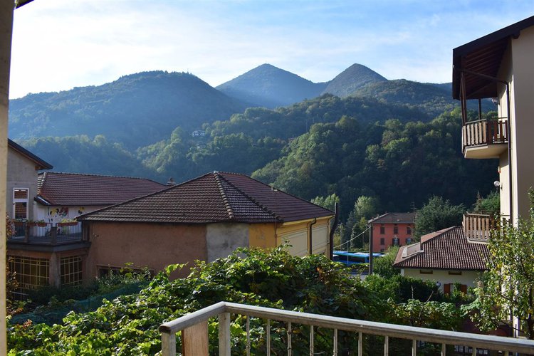 Zogno centro grande appartamento, esente da spese, con cantina e posto auto Zogno