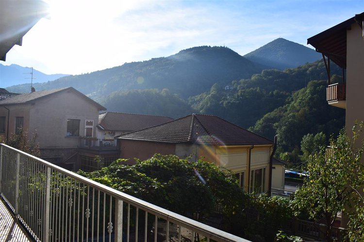 Zogno centro grande appartamento, esente da spese, con cantina e posto auto Zogno