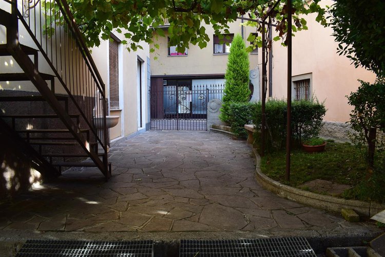 Zogno centro grande appartamento, esente da spese, con cantina e posto auto Zogno