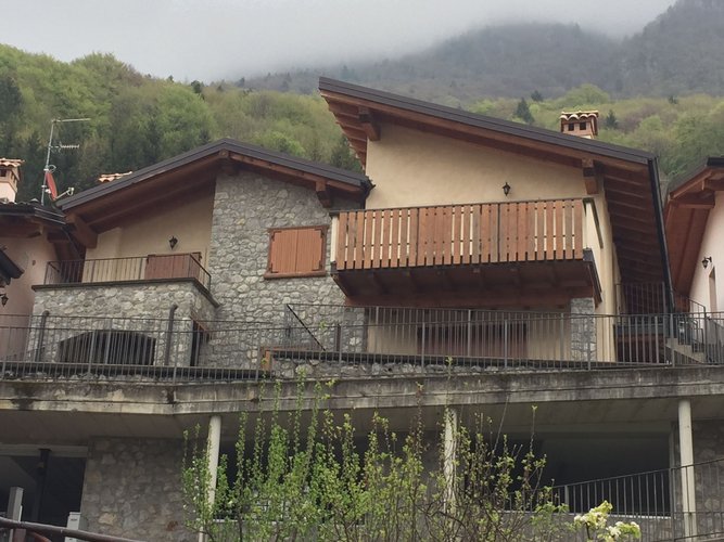 VILLINO MONTANO CON PIETRA A VISTA! Serina