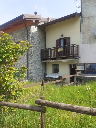 PORZIONE DI CASA IMMERSA NEL VERDE!!