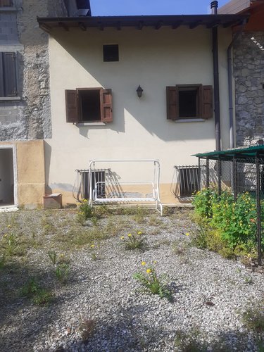 PORZIONE DI CASA IMMERSA NEL VERDE!! Zogno