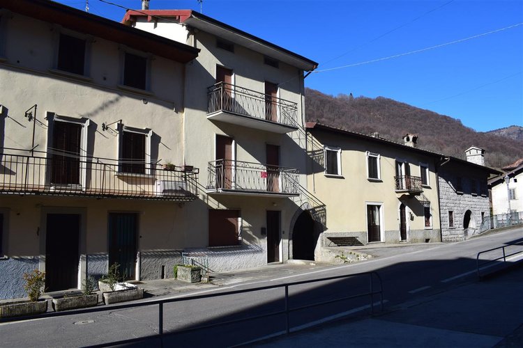 Serina centralissima e strategica, ottima soluzione su tre livelli con cantina e corte esclusiva Serina