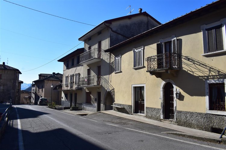 Serina centralissima e strategica, ottima soluzione su tre livelli con cantina e corte esclusiva