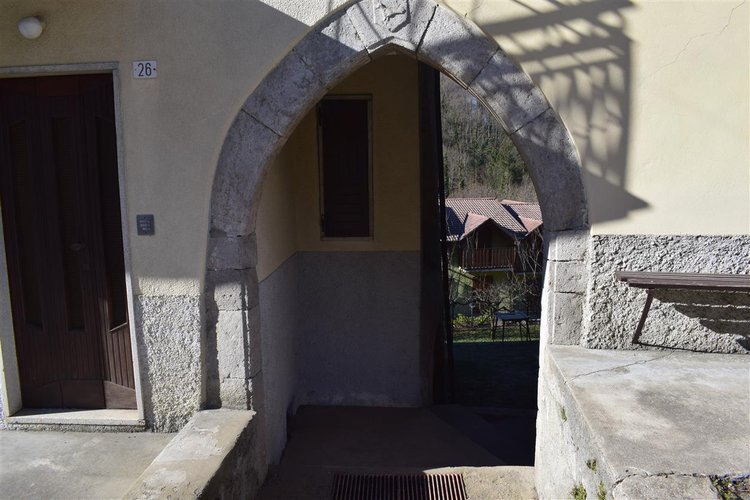 Serina centralissima e strategica, ottima soluzione su tre livelli con cantina e corte esclusiva Serina