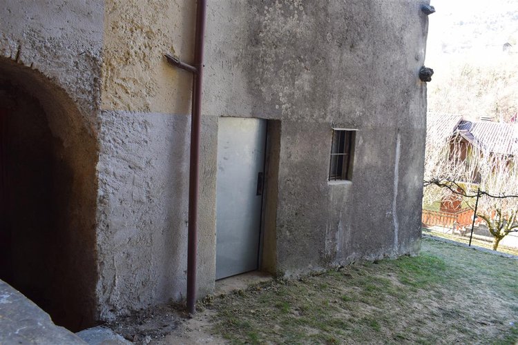 Serina centralissima e strategica, ottima soluzione su tre livelli con cantina e corte esclusiva Serina