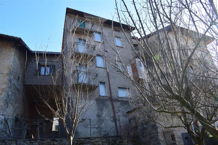 Serina centralissima e strategica, ottima soluzione su tre livelli con cantina e corte esclusiva Serina