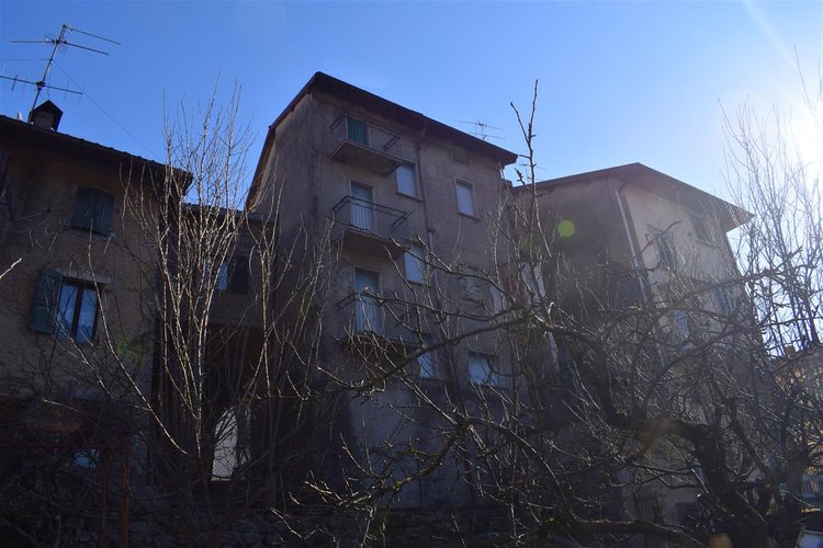 Serina centralissima e strategica, ottima soluzione su tre livelli con cantina e corte esclusiva Serina