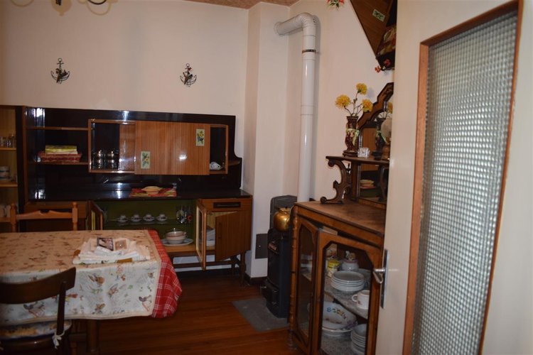 Serina centralissima e strategica, ottima soluzione su tre livelli con cantina e corte esclusiva Serina