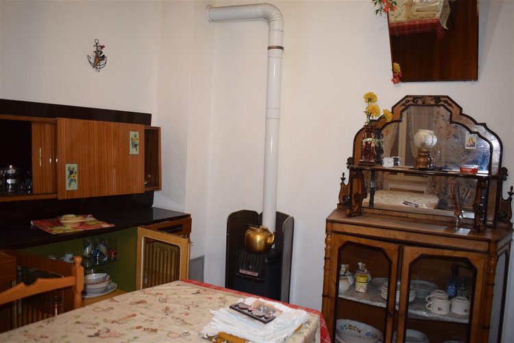 Serina centralissima e strategica, ottima soluzione su tre livelli con cantina e corte esclusiva Serina