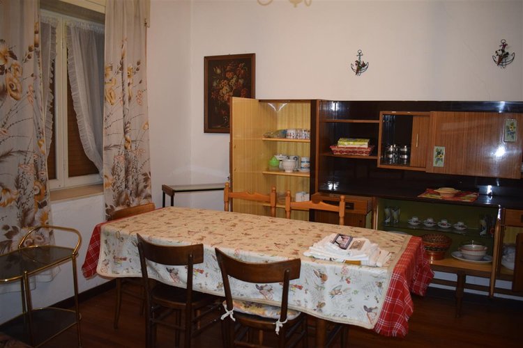 Serina centralissima e strategica, ottima soluzione su tre livelli con cantina e corte esclusiva Serina