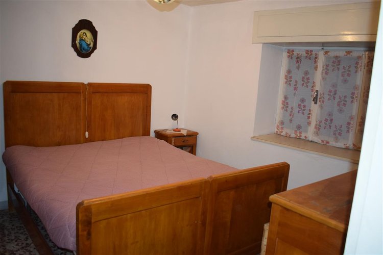 Serina centralissima e strategica, ottima soluzione su tre livelli con cantina e corte esclusiva Serina