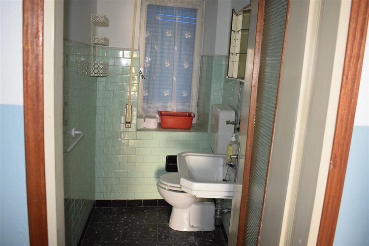 Serina centralissima e strategica, ottima soluzione su tre livelli con cantina e corte esclusiva Serina