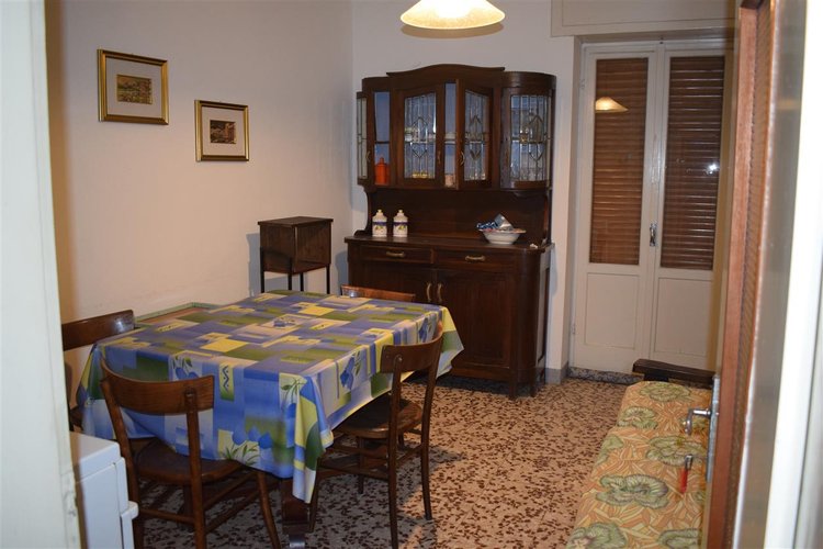 Serina centralissima e strategica, ottima soluzione su tre livelli con cantina e corte esclusiva Serina