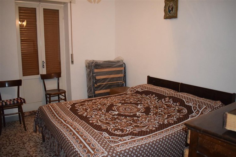 Serina centralissima e strategica, ottima soluzione su tre livelli con cantina e corte esclusiva Serina