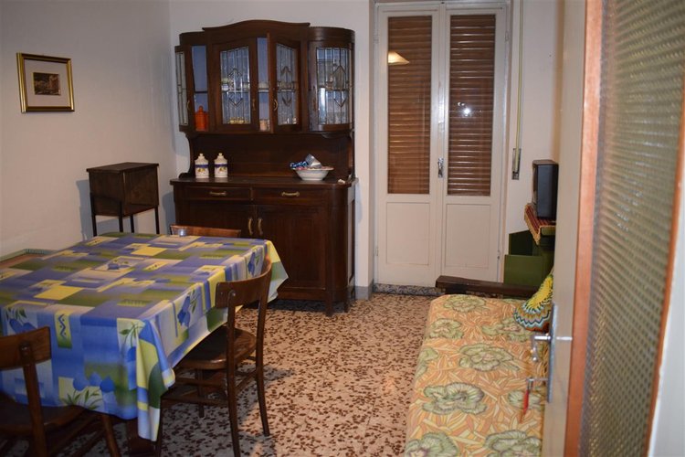 Serina centralissima e strategica, ottima soluzione su tre livelli con cantina e corte esclusiva Serina