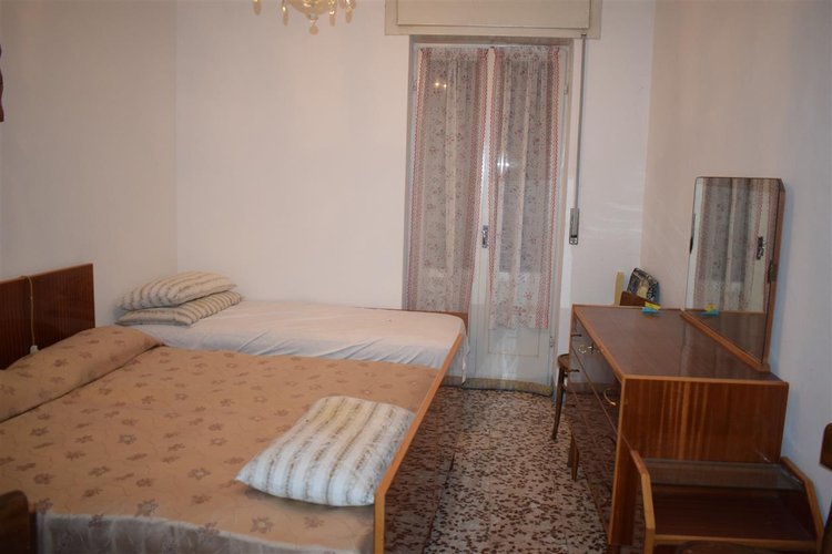 Serina centralissima e strategica, ottima soluzione su tre livelli con cantina e corte esclusiva Serina