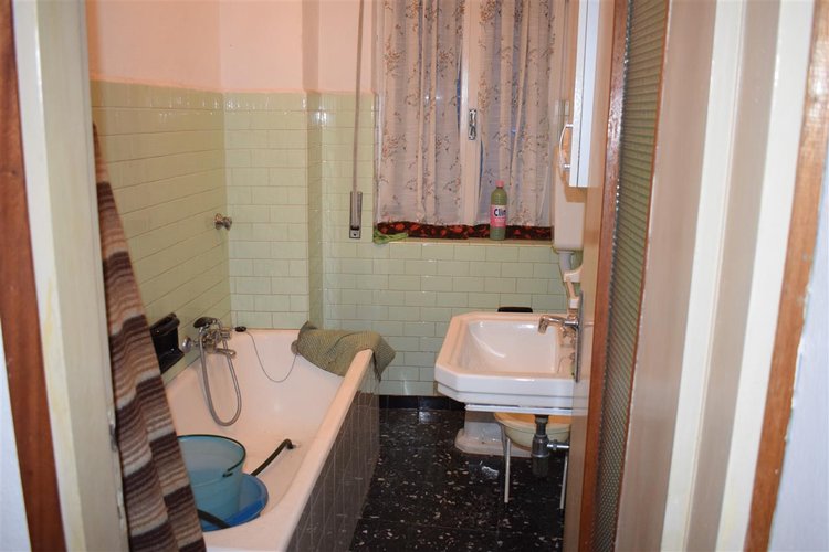 Serina centralissima e strategica, ottima soluzione su tre livelli con cantina e corte esclusiva Serina