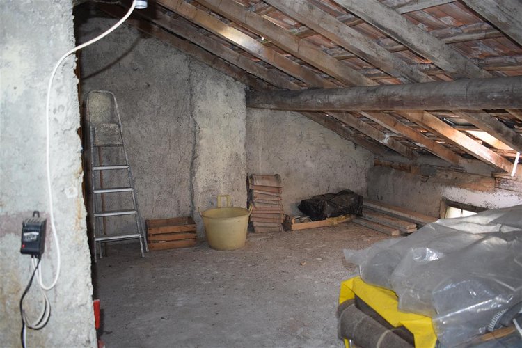 Serina centralissima e strategica, ottima soluzione su tre livelli con cantina e corte esclusiva Serina